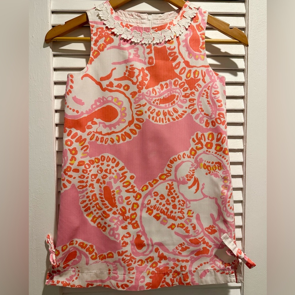Lilly Pulitzer Little Lilly Classic Shift Hot Coral Trunk in Love
Size 8